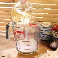 Pha hỗn hợp ngâm măng với 700ml giấm, 2 muỗng canh muối, 4 muỗng canh đường.