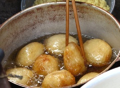Nhào bột cho mịn dẻo, véo thành những viên nhỏ bằng quả chanh, dàn mỏng, cho nhân vào, bọc lại. Nặn thành hình tròn hoặc dẹt như hình, sau đó cho vào chảo rán ngập dầu.