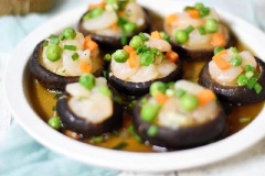 Nấm hấp tôm cực kì bổ dưỡng và mát lành với tôm tươi ngọt thịt cùng nấm hương dai dai, thơm lừng, cà rốt, đậu Hà Lan giòn sựt hấp dẫn. Món này ăn kèm cùng cơm nóng sẽ rất ngon đấy.