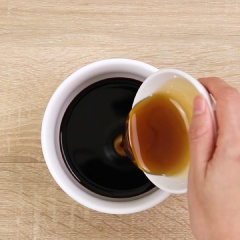 Để làm phần sốt chay, bạn cho 2 muỗng canh nước tương, 1 muỗng canh dầu mè, 1 muỗng canh đường, 1 muỗng canh hạt nêm chay và 30ml nước lọc.