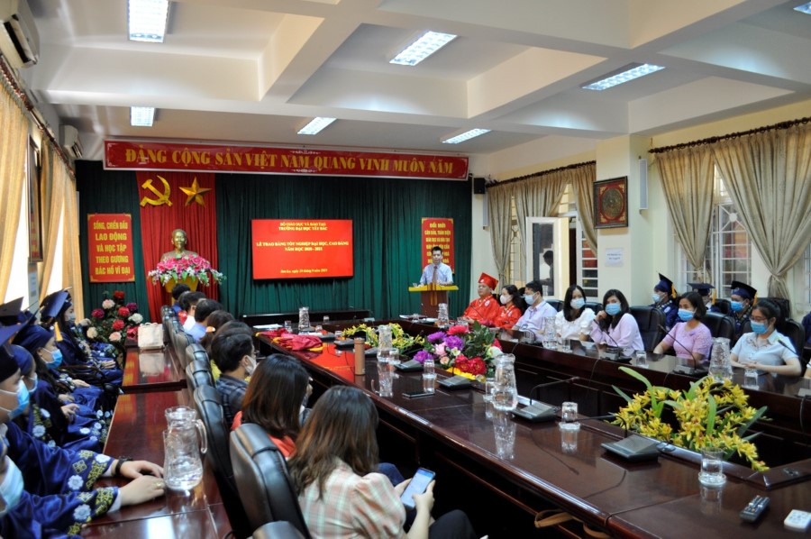 Trường Đại học Tây Bắc trao bằng tốt nghiệp đại học, cao đẳng đợt 03 năm học 2020 - 2021