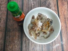 Rửa sạch và cắt bỏ đầu, chân tôm, sau đó lấy chỉ rồi rửa sạch lại với ít rượu gừng rồi để ráo. Sau đó ướp tôm với gia vị và tỏi băm 10' cho thấm vị.
