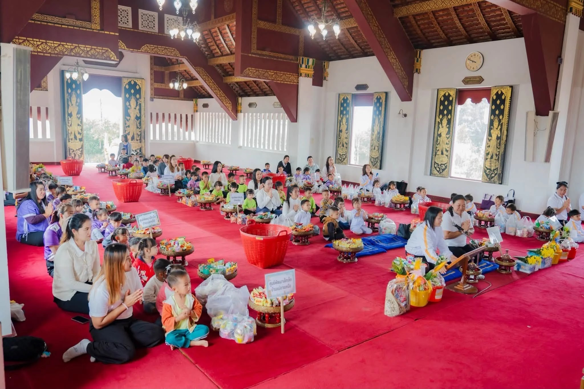 ภาพประกอบ ข่าวเกี่ยวกับนักเรียนตอนนี้มาแรง….เทศบาลตำบลบ่อหลวง โดยการนำของนายกเทศมนตรีประนอม  หล้าจู  ได้นำนักเรียนอนุบาล 9 โรงเรียน ในเขตตำบลบ่อหลวง มาทำกิจกรรมที่วัดบ้านขุน พระภิกษุ และพี่เ