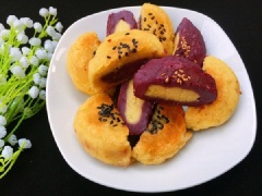 Bánh chín bạn cho ra đĩa có lót giấy thấm dầu, để nguội 1 chút rồi thưởng thức nhé! Bánh dẻo ngọt nên rất hợp để thưởng thức cùng 1 chén trà xanh, ngồi nhâm nhi bên cạnh bạn bè hay gia đình, thực sự là một ý tưởng hay phải không?