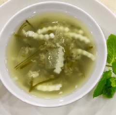 Múc chè ra chén và dùng nóng. Nếu thích dùng lạnh có thể đợi chè nguội rồi cho vào ngăn mát tủ lạnh khoảng 1-2 tiếng đồng hồ nhé! Muốn ăn nhanh bạn có thể thêm đá viên và nước đường cho vừa khẩu vị.