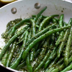 Bắc chảo lên bếp, cho dầu olive vào đun nóng, cho đậu que vào xào trong khoảng 3-4 phút, sau đó cho sốt Pesto vào đảo khoảng 1 phút nữa là bạn có thể tắt bếp và thưởng thức.