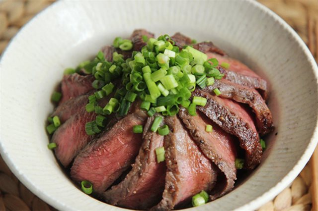 Bò Bít Tết Sốt Nước Tương Hành Tây