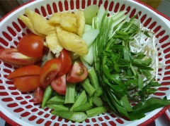 Cá diêu hồng rữa sạch cắt đôi. Sơ chế nguyên liệu sạch. Phi dầu tỏi rưới lên mình cá cho thơm. Trước khi nấu canh chua cá diêu hồng đem bắt nồi xào cà chua với thơm cho lên màu. Sau đó cho nước vào nấu sôi.
