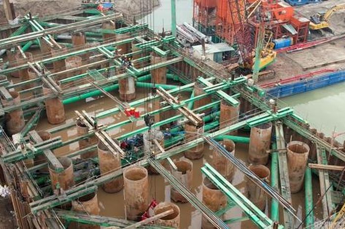 Dưới hố móng trụ tháp cầu Tứ Liên, người thợ lặn giữ nhịp thi công - Báo Sức Khỏe &amp; Đời Sống