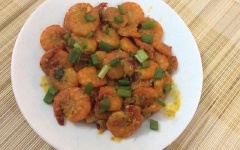 Cho hành lá cắt nhỏ vào, đảo đều, tắt bếp ngay. Bày món ăn ra đĩa và ăn với cơm nóng.