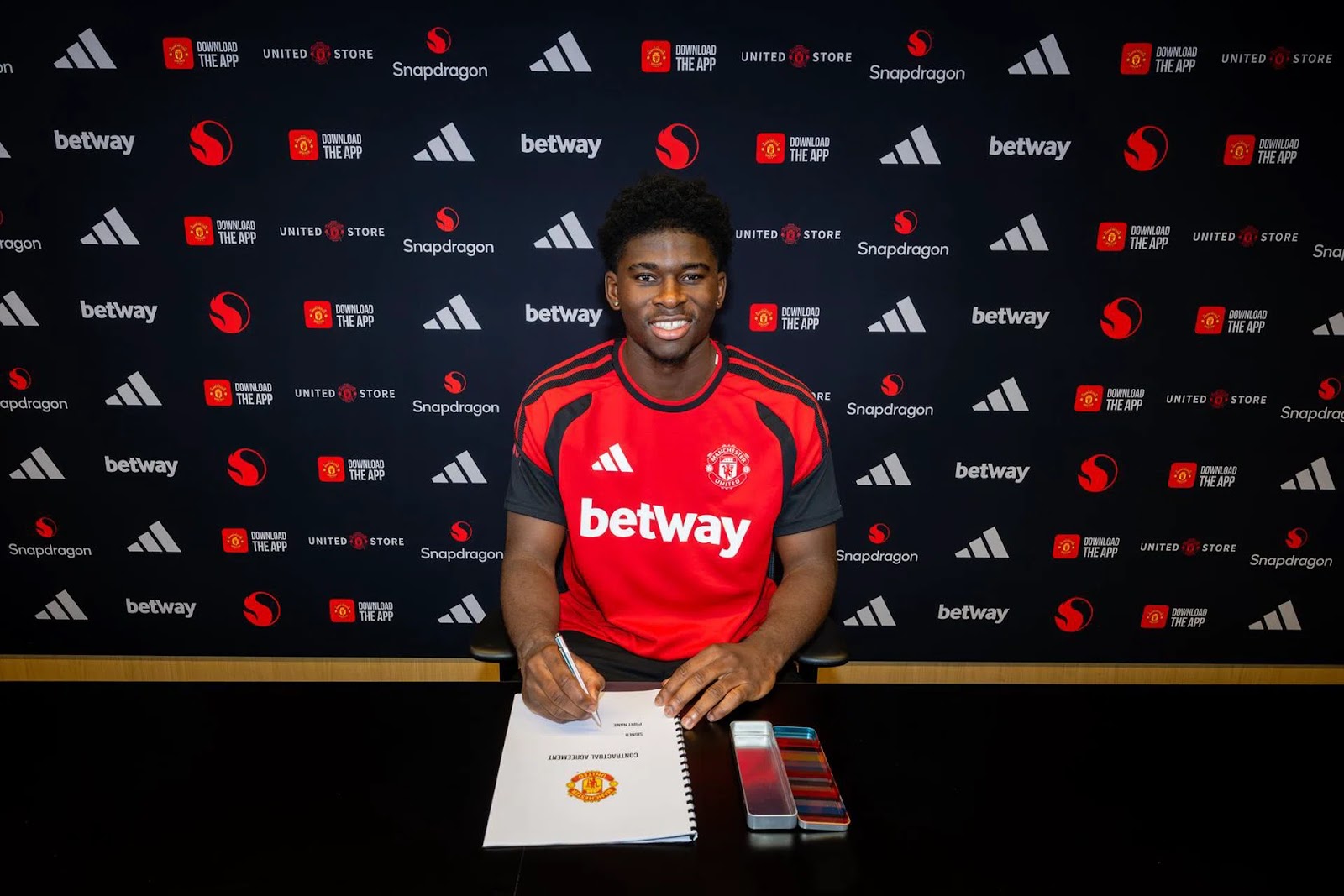Resmi! Carlos Baleba Gabung Manchester United Rp1,4 Triliun