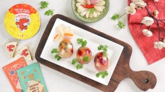 Những quả trứng chuyển màu từ đậm sang nhạt như thể hiện mong muốn một năm mới 2021 tốt lành và tươi sáng hơn. Những quả trứng thịt đông nhỏ xinh, nhiều màu sắc rất thích hợp cho mâm cơm tết của những gia đình hiện đại. Với kích thước vừa ăn, dễ bảo quản, hương vị thịt đông vừa quen thuộc vừa mới lạ, vẫn giữ nét truyền thống từ thịt heo và nấm mèo, cà rốt nay có thêm các loại rau củ khác như bắp Mỹ và đậu Hà Lan, giúp món ăn thêm phần đặc sắc và bổ dưỡng.