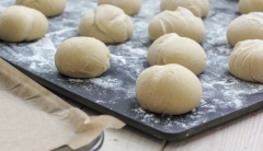 Đào rửa sạch, tách đôi, bỏ hạt, thái lát mỏng. Bột bánh pizza (có thể mua ở các cửa hàng pizza hoặc siêu thị) bạn chia nhỏ, phủ một lớp bột áo rồi nặn thành 16 viên.