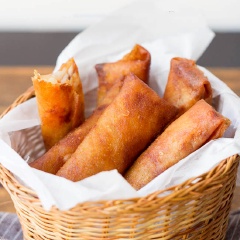 Những ngày mưa trời lành lạnh, làm ngay một mẻ chà giò chiên giòn nóng hổi, giòn rụm chấm kèm tương ớt hay nước mắm lám thì không còn gì tuyệt hơn. Nếu đã ngán những loại nhân thường làm bạn có thể thử ngay cách làm chả giò chiên nhân cà rốt bắp cải ngọt ngọt, ngon ngon này nhé.