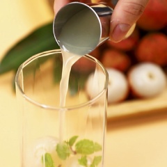 Sau đó cho vào ly 3 quả đã bốc vỏ, 5 lá húng lủi, 20ml siro vải, 15ml nước cốt chanh, 70ml syrup đường rồi dầm nát.