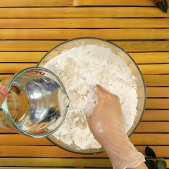 Bột bánh: Cho 500 gram bột nếp vào tô, đổ 340 ml nước nóng từ từ vào nhào đến khi bột dẻo, mịn, không dính tay, để bột nghỉ 30 phút.