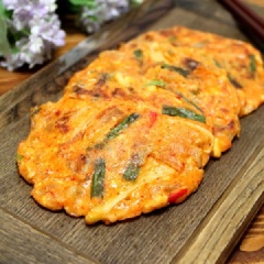 Nóng hổi, thơm lừng, chả đậu sẵn sàng rồi đây! Chả đậu hũ kim chi mang đến cho bữa cơm gia đình hương vị mềm thơm đặc trưng của đậu hũ và chua cay của kim chi cùng cảm giác dẻo dẻo ở bên trong, giòn nhẹ ở bên ngoài, rất hấp dẫn.