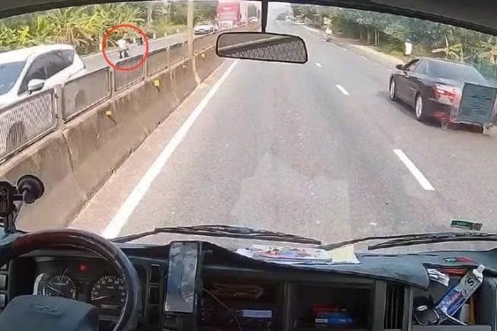 Nam tài xế dừng xe, cứu cháu bé đứng giữa Quốc lộ 1A - Báo Tri thức &amp; Cuộc sống