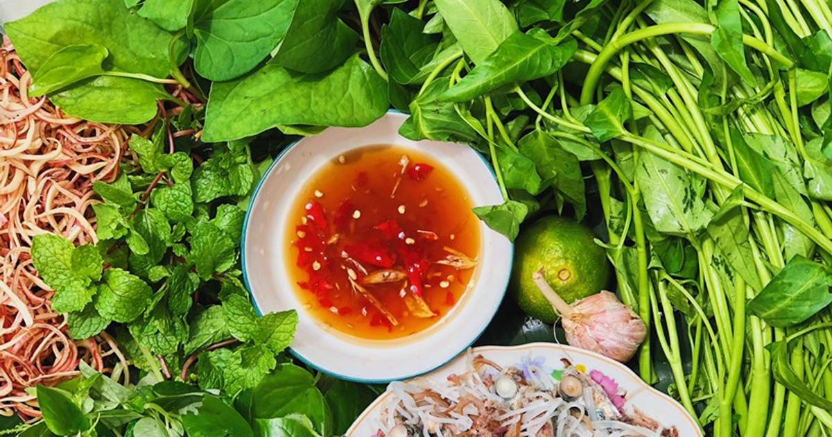 Cá Nục Hấp Cuốn Bánh Tráng Miền Trung