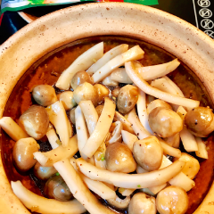 Cho ít dầu vào nồi phi thơm đầu hành lá băm nhỏ cho cơm dừa, nấm vào nêm gia vị thêm khoảng 3 muỗng canh nước lọc. Kho trên lửa vừa cho nấm và cơm dừa thấm đều nếm lại vừa khẩu vị. Nước kho cạn bớt thêm tiêu tắt bếp