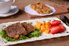 Cuối cùng bạn chỉ việc xếp lần lượt một lát bánh, một lá xà lách, một lát cà chua, một miếng thịt bò, và cuối cùng là lát bánh còn lại. Sau đó bạn cho lên ít tương ớt tương cà, hay sốt mayonnaise ăn là vừa ngon.