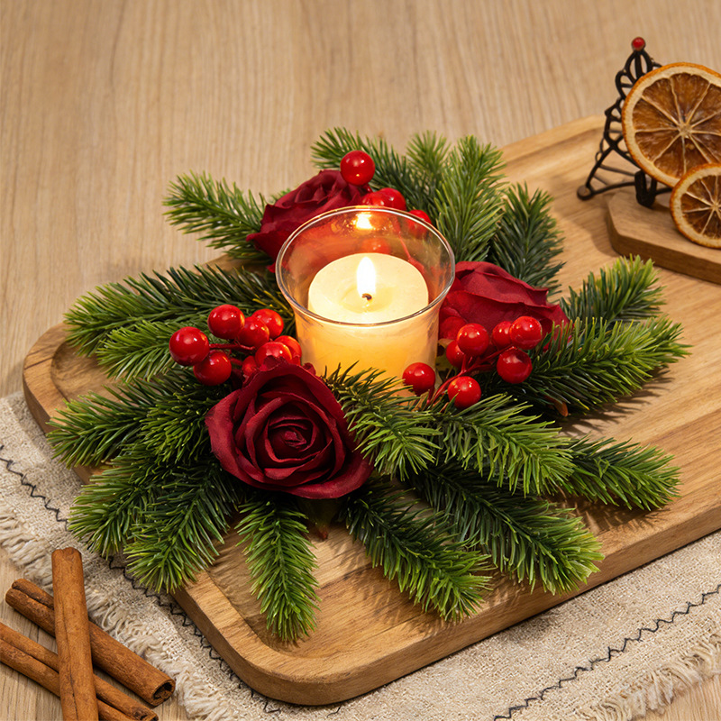 Weihnachtlicher Kerzenkranz mit Tannennadeln und Beeren