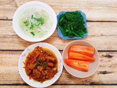Món sườn non kho nghệ ăn với cơm nóng là ngon nhất đấy bạn nhé. Bạn cũng có thể luộc thêm rau để chấm cùng nước thịt kho cũng rất ngon.