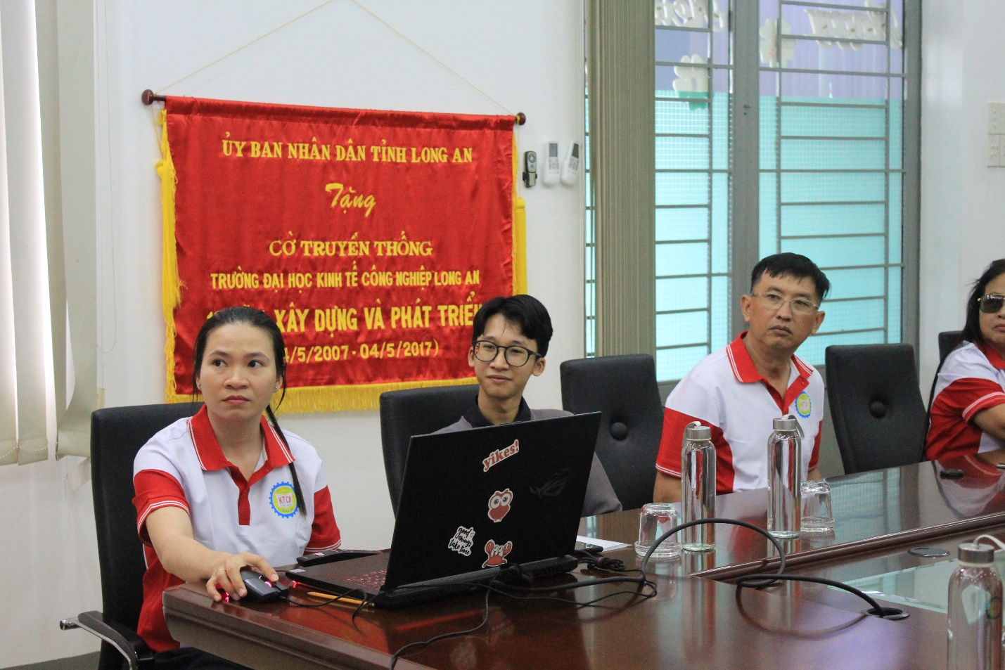 Xin chào bạn Rifqi Putra Kurnia Haq (áo xám, ngồi giữa)