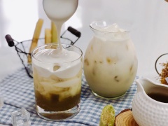 Sau khi hoàn tất phần kem thì ta có thể pha chế món nước uống được rồi, chỉ cần cho đá vào ly, đổ lần lượt nước mía, sữa tươi rồi múc lớp sữa bỏ lên trên.