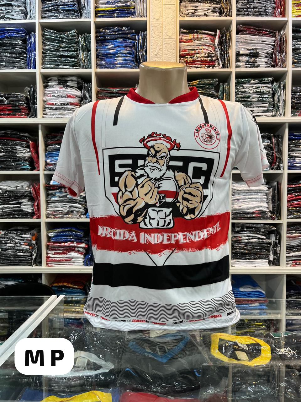 Camiseta branca com estampa frontal 'Drcida Independente' – Atacado no Brás