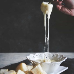 Phô mai đã sẵn sàng, bạn cho gia đình và bạn bè dùng ngay với bánh mì, bánh snack... nhé. Món này rất đơn giản nhưng cực kì thơm ngon, tiện lợi, buổi sáng bận rộn, bạn không còn phải lui cui trong bếp nữa rồi.