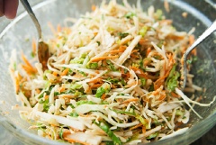 Cho tất cả các loại rau củ vào một tô lớn, đổ nước sốt bơ đậu phộng vào. Dùng nĩa hoặc đũa trộn đều lên.