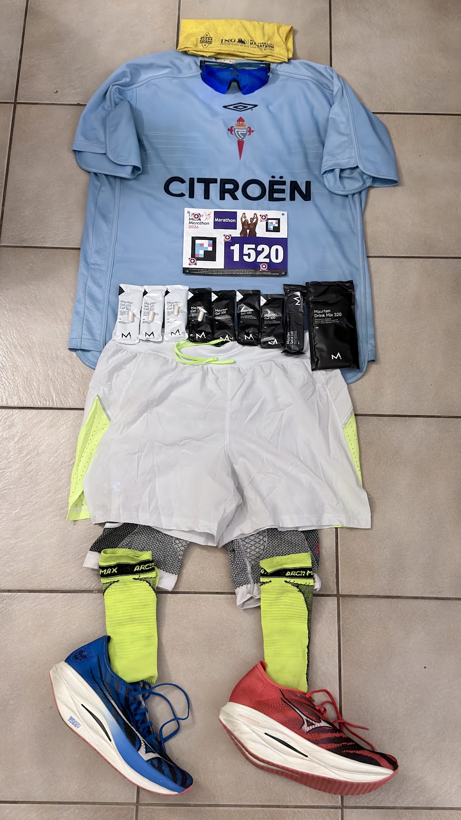 Equipación completa preparada en el suelo para el maratón