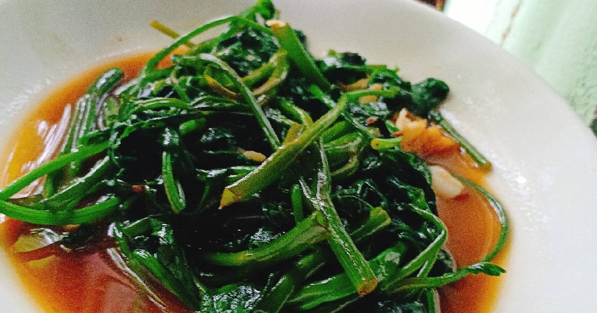 Rau muống xào tỏi đơn giản khi không có gì ăn