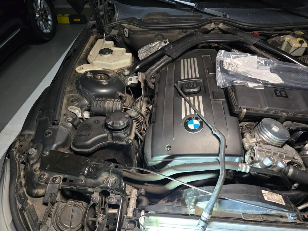 BMW Z4 E89 냉각수 환기라인(벤팅 라인) 17127585740 위치 — 라디에이터 상단 포트와 냉각수 보조 탱크 연결 경로