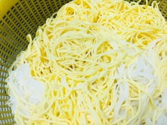 Thịt và tôm mua về rửa sạch sau đó ướp riêng với hỗn hợp nước mắm, muối, tiêu, gừng. Rau muống rửa sạch, chuốt rau muống mỏng để dễ ăn, giá cũng rửa thật sạch nhé. Bún và mì trụng với nước sôi.