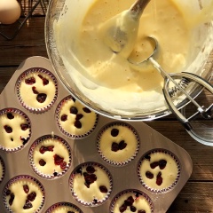Làm nóng trước lò nướng ở 170 độ C trong khoảng 5-10 phút. Cho hỗn hợp bột làm bánh muffin vào đầy 1/3 mỗi khay bánh. Rắc thêm ít nam việt quất sấy khô vào, cho tiếp 1/3 khuôn rồi rắc tiếp nam việt quất. Lớp bột còn lại vừa ngang bằng khuôn, rắc nam việt quất lên trên mặt. Đặt khay bánh muffin vào lò nướng khoảng 25 phút thì tắt bếp.