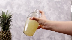 Pha trà: Cho vào bình lắc 120ml nước cốt trà lài, 30ml nước thơm ép, 20ml nước đường, thêm đá cho đến vạch 400ml trên bình lắc, đậy nắp và lắc đều. Đổ ra ly thêm đác rim thơm lên mặt và thưởng thức.