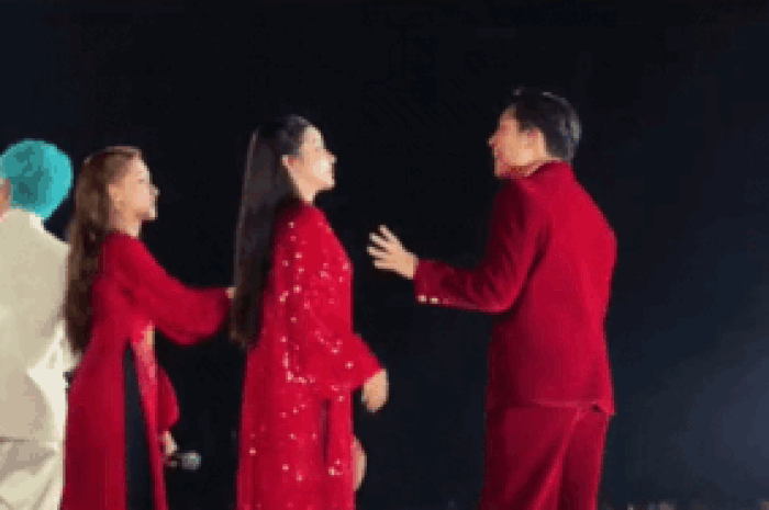 Hòa Minzy 'xô đẩy' đồng nghiệp trên sân khấu, cộng đồng mạng tranh cãi - Tạp chí SaoStar