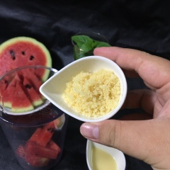 Dưa hấu gọt bỏ vỏ, cắt miếng. Cho dưa hấu vào máy xay cùng 2 thìa cafe đường và 20ml sữa đặc.