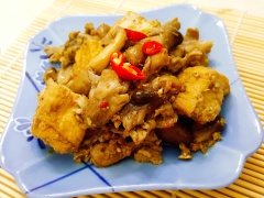 Múc nấm rơm kho sả ớt ra đĩa, dùng chung với cơm nóng. Món này vừa ngon lại vừa tiết kiệm thời gian, không những cho ngày chay mà còn cho những ngày bận rộn đấy.