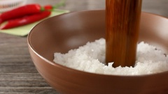 200gr muối hột bạn giã hơi nhuyễn thôi nhé, hạt muối còn to 1 chút thì làm muối tôm mới ngon đúng không nào? Tôm sau khi xay nhuyễn bạn trộn đều cùng 20gr đường, 10gr bột ngọt.