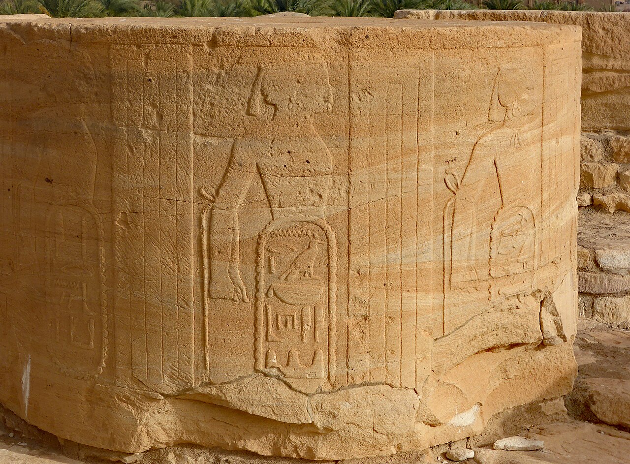 Phù điêu cột đền thờ Soleb, chạm khắc sa thạch, nghệ nhân hoàng gia Ai Cập, đền thờ Amenhotep III tại Soleb (Nubia), khoảng 1380 TCN. Chứng tích văn tự cổ xưa nhất ngoài Kinh Thánh ghi nhận địa danh du mục 't3 š3sw yhw3' (vùng đất của người Shasu của Yhw). Hiện trường di tích Soleb, Sudan.