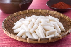 Cắt bánh gạo thành miếng dài hay miếng tròn tùy thích. Sản phẩm đây cả nhà ơi! Thưởng thức đi nào.