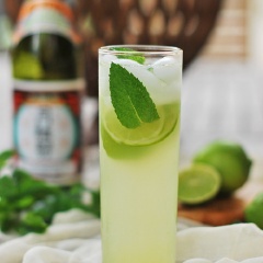 Lọc lấy nước cho ra ly, thêm 30ml soda, đá viên. Trang trí thêm vài lát chanh và lá bạc hà rồi thưởng thức.