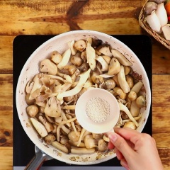 Nấu nước dùng: Phi thơm 1 muỗng canh hành tím băm, rồi cho 100gr nấm bào ngư, 100gr nấm đùi gà, 100gr nấm rơm xào sơ với lửa lớn, nêm vào thêm 1/2 muỗng canh hạt nêm chay để nấm được đậm đà hơn.