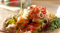 Cho chân gà vào âu lớn, tiếp theo cho 100gr tắc cắt lát, 100gr sả cắt lát, 30gr ớt trái cắt lát và 10gr lá chanh cắt sợi. Tiếp theo đổ hỗn hợp nước mắm ngâm đã chuẩn bị vào, dùng muỗng đũa hoặc tay trộn đều các nguyên liệu hòa quyện với nhau. Bọc kín âu (hoặc cho hỗn hợp chân gà ngâm sả tắc vào hũ thủy tinh), bảo quản trong ngăn mát 2 ngày để chân gà ngâm ngấm gia vị chua ngọt là có thể dùng.