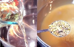 Đổ 4 ly nước vào nồi, sau đó cho thêm đường, ớt, giấm, muối, hoa hồi sao cho nước có vị chua ngọt đậm đà. Sau đó đun sôi nước lên.