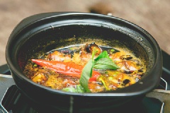 Khi ốc chín thì thêm nguyên trái ớt tươi và tiêu nguyên hạt vào nồi kho.Tắt bếp, trang trí rau răm lên trên và dọn ra dùng nóng với cơm.