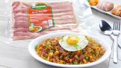 Món cơm chiên thịt xông khói vừa ngon vừa đẹp mắt, đậm đà vị thịt xông khói và mới lạ vị chua chua cay cay từ kim chi, tất cả quyện vào nhau tạo cảm giác rất hài hòa và vừa miệng. Đổi mới món cơm chiên quen thuộc hằng ngày với kim chi và thịt xông khói, cùng thử độ ngon với mình nhé!